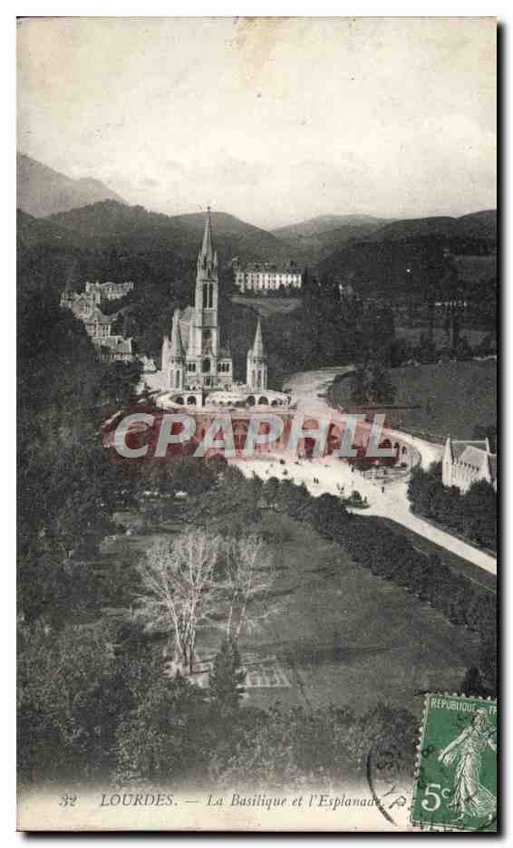 CPA Lourdes La Basilique et l'esplanade