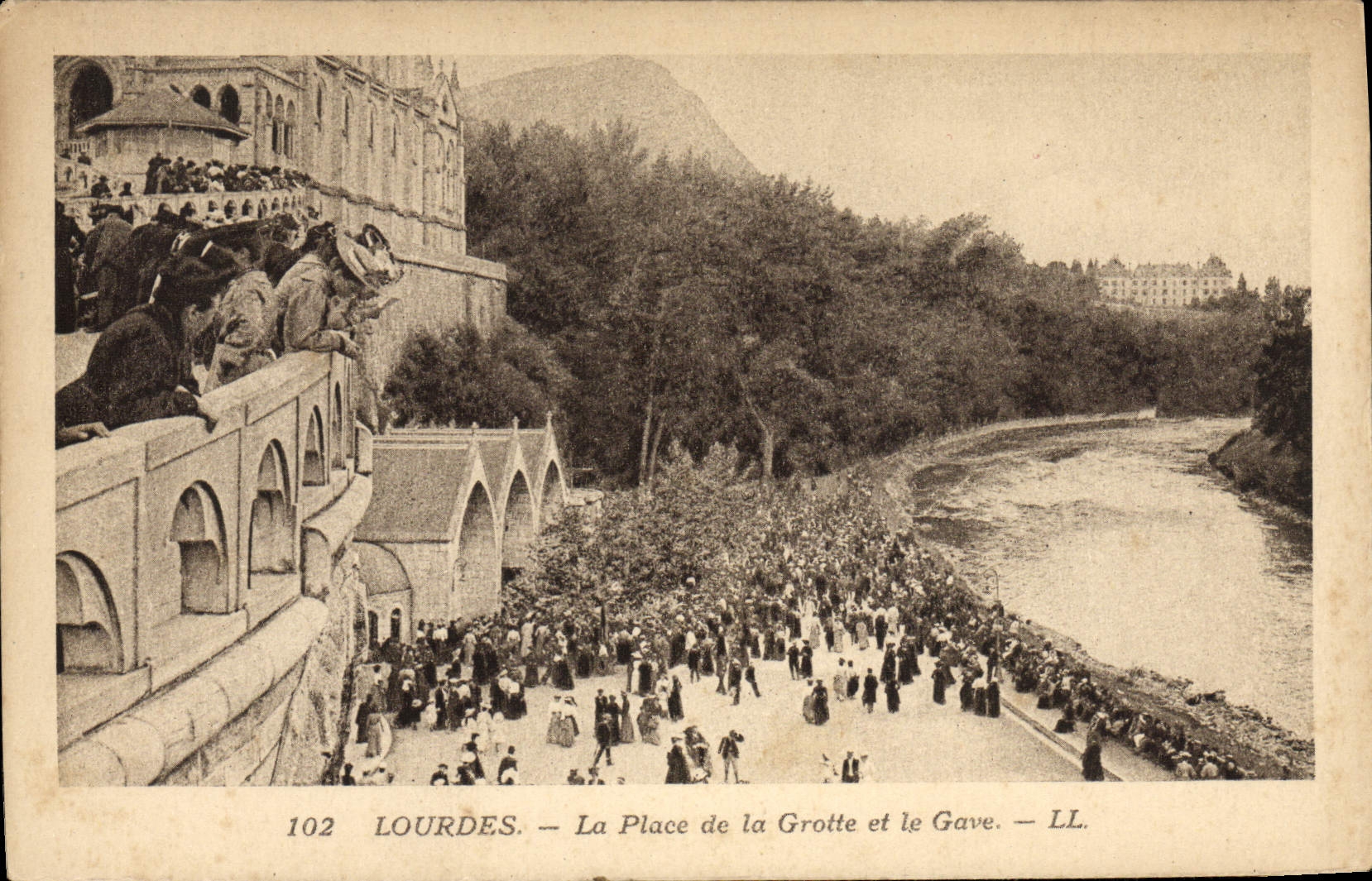 CPA Lourdes La Place de la Grotte et le Gave 