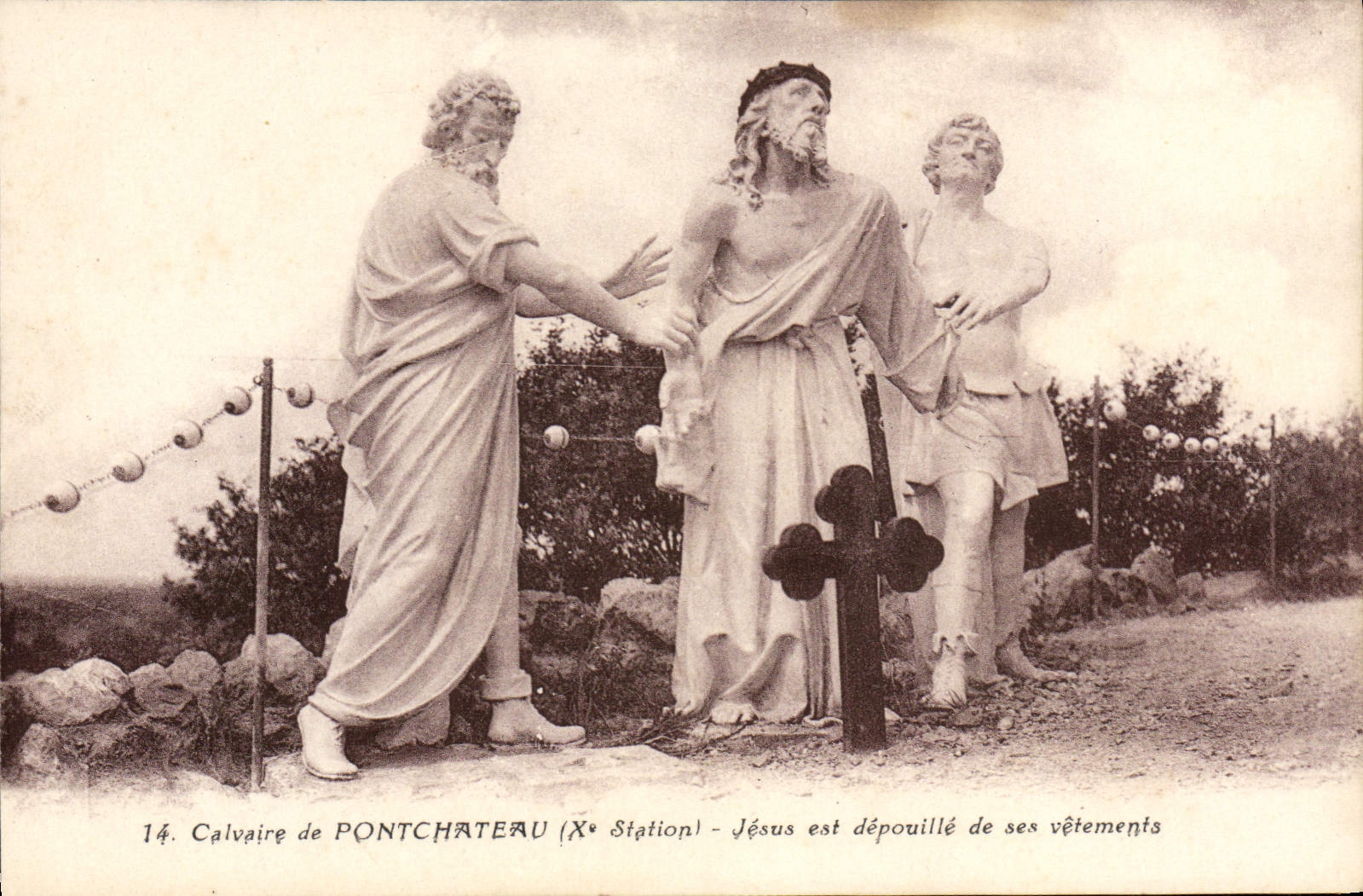 Calvaire de Pontchâteau — 14e Station — Jésus est dépouillé de ses vêtements — J. Nozais, Nantes