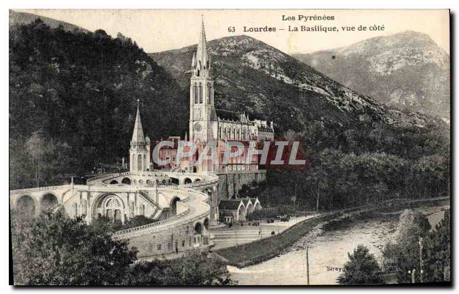 CPA Lourdes La Basilique vue de cote 