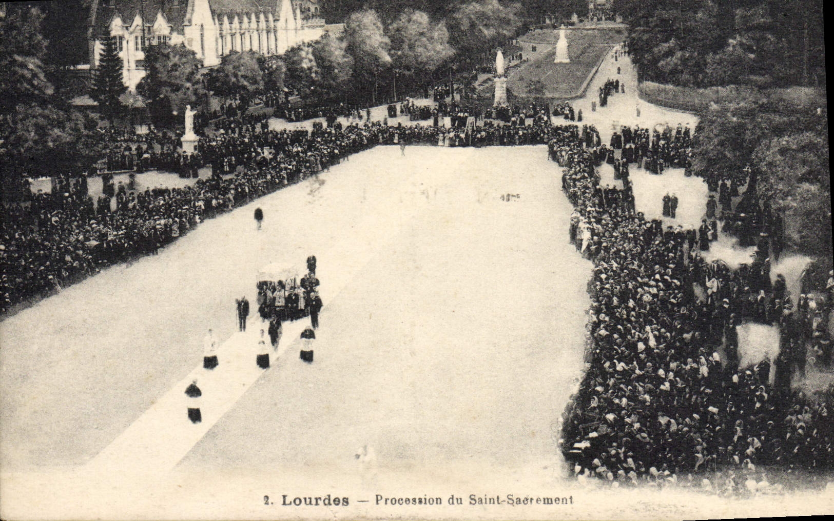 CPA Lourdes Procession du Saint Sacrement