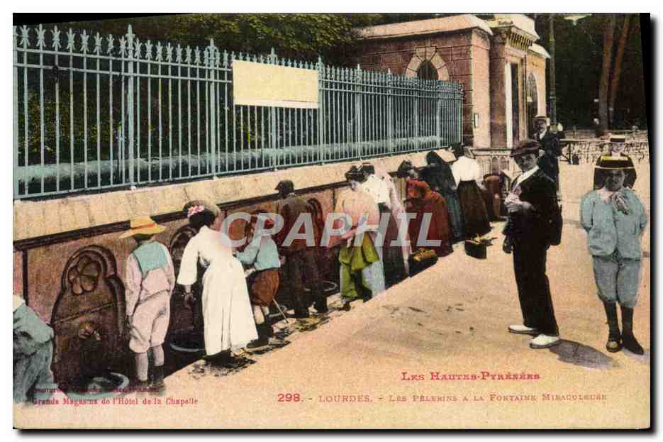 CPA Lourdes Les pelerins a la fontaine miraculeuse 
