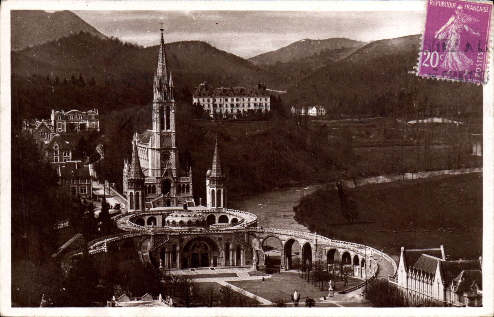 Lourdes — La Basilique vue du Château Fort — Édition P. LOI CET - LOURDES