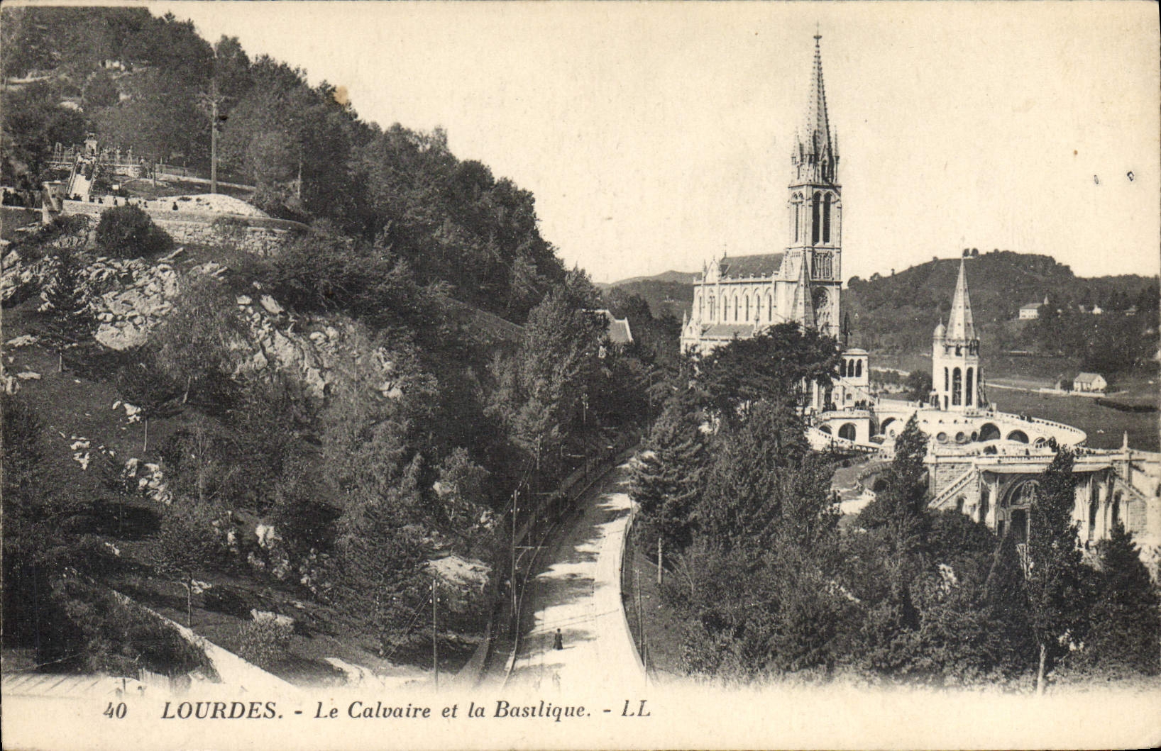 CPA Lourdes Le Calvaire et la Basilique 