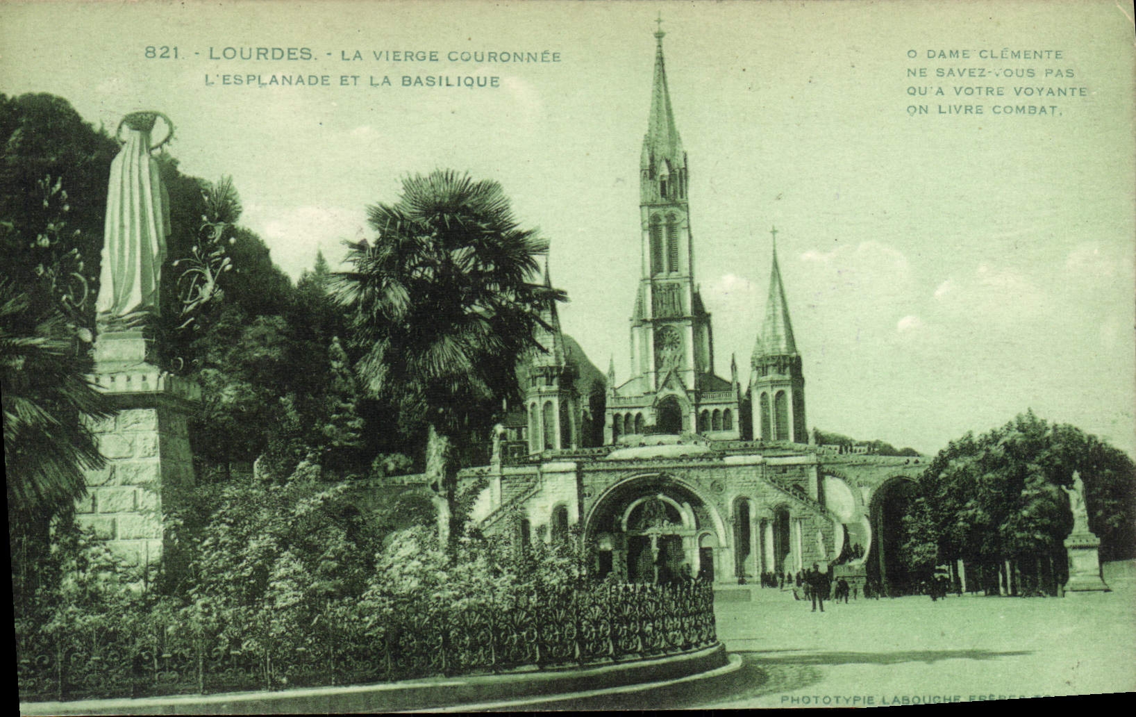 CPA Lourdes La vierge couronnee L'esplanade et la basilique