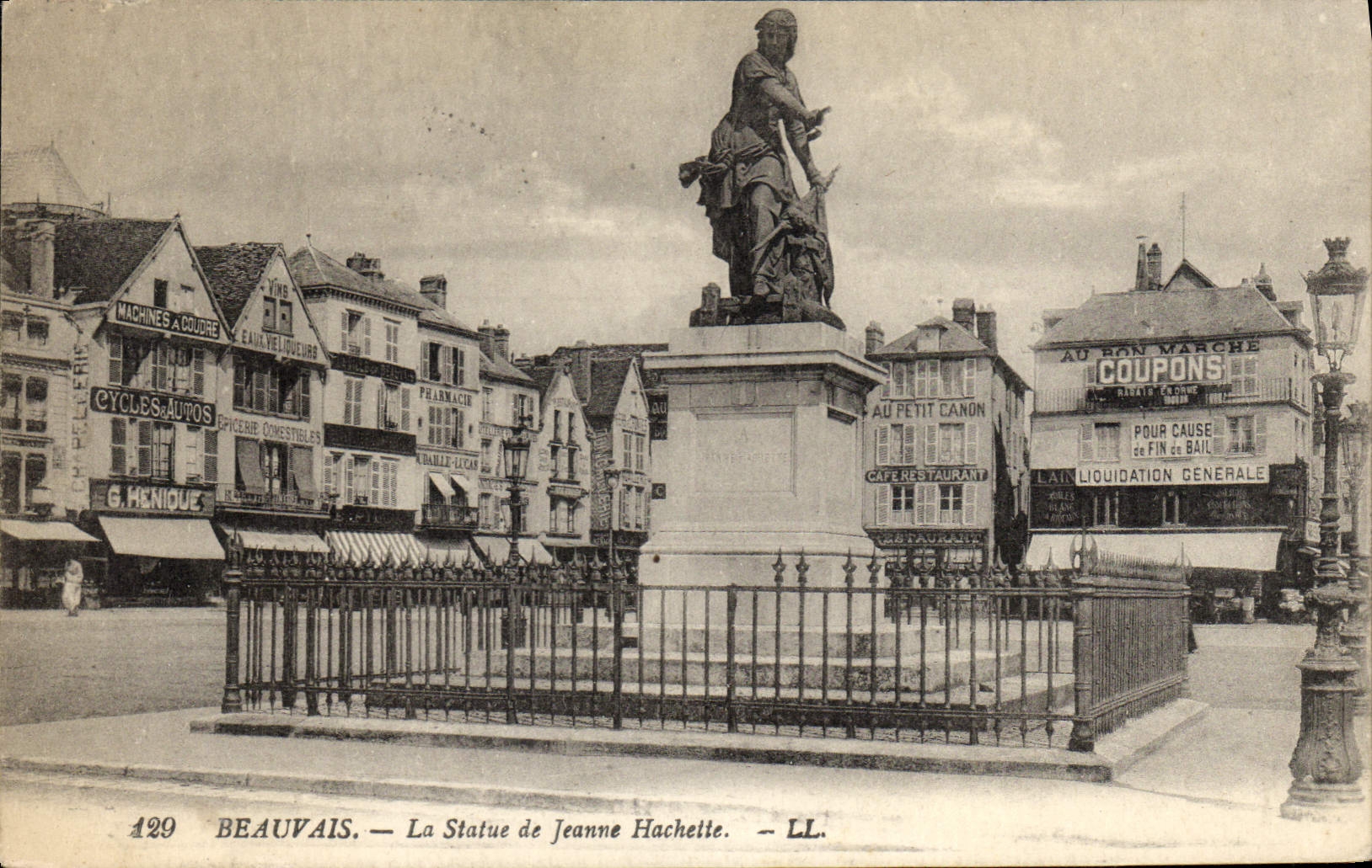 CPA Beauvais La Statue de Jeanne Hachette 