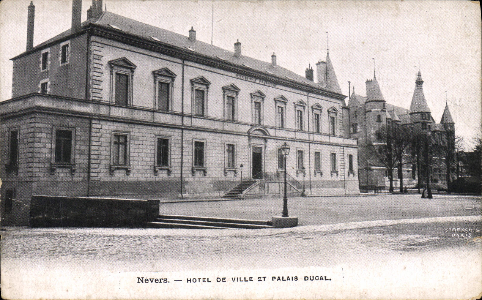 CPA Nevers Hotel de Ville et Palais Ducal