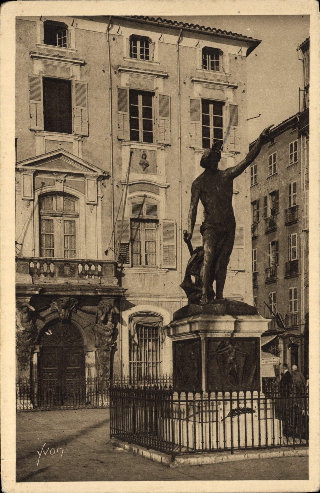 CPA Toulon L'Hotel de Ville aux celebres Cariatides de Puget et Statue du Genie de la Navigation par Daumans