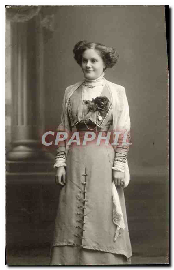 Jeune femme en tenue élégante — studio photographique — CPAPHIL