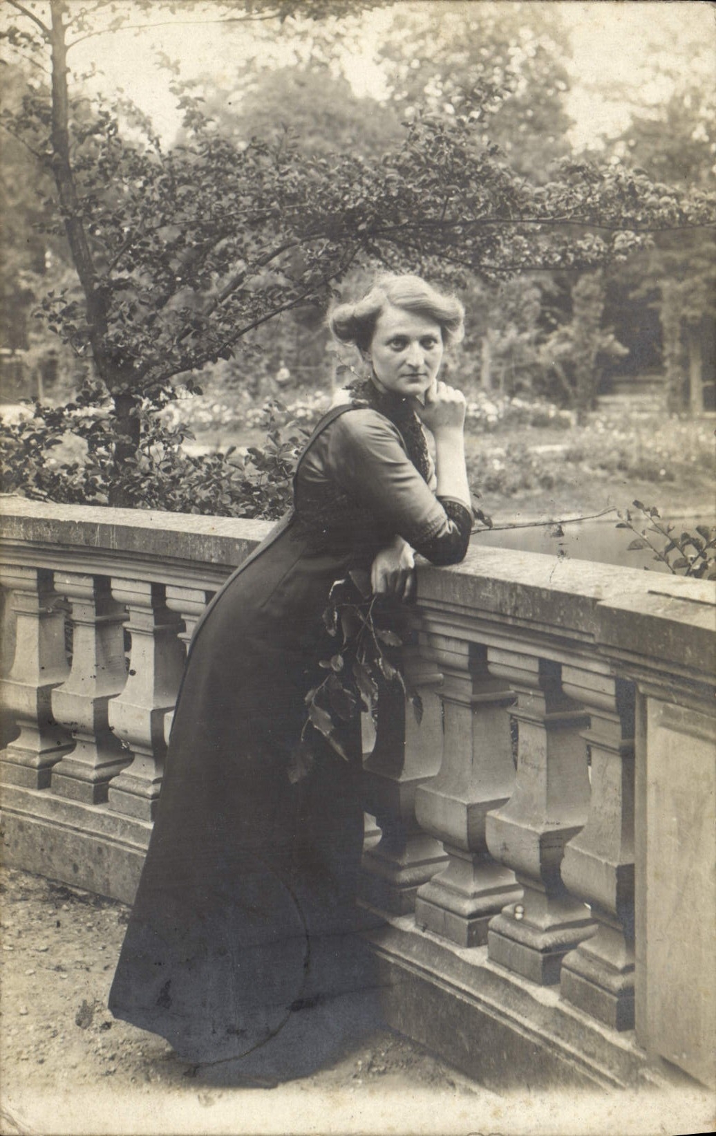 Femme en robe longue — jardin — éditeur inconnu, n° de série non visible