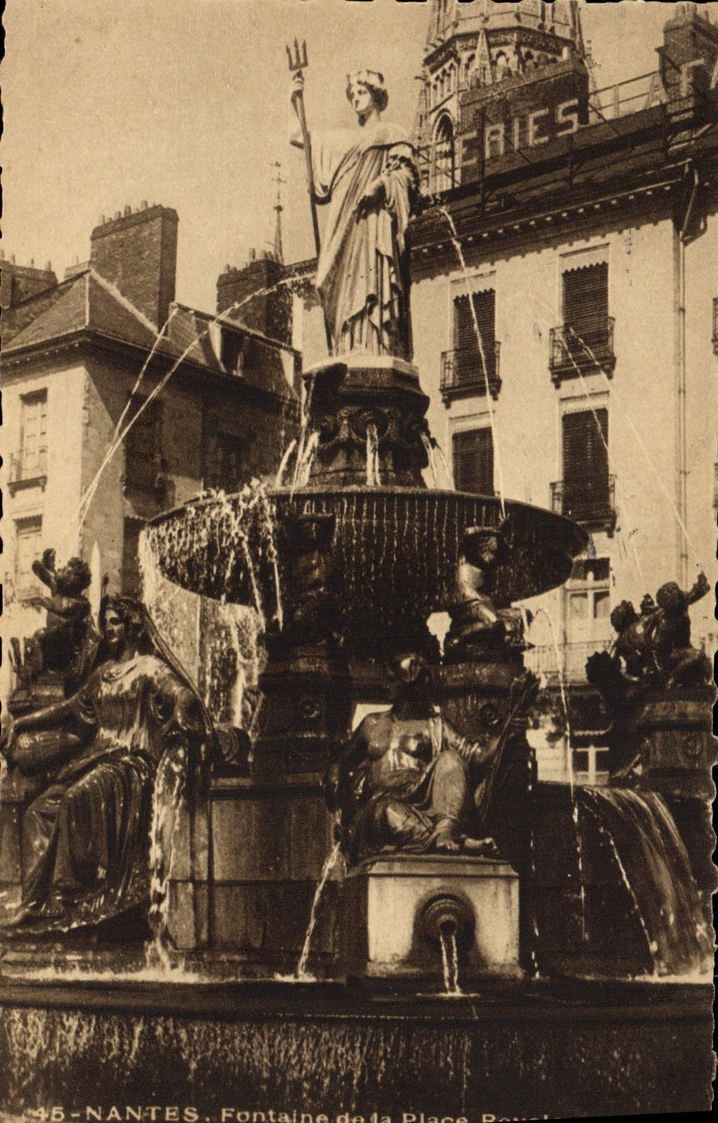 CPA Nantes Fontaine de la Place Royale 