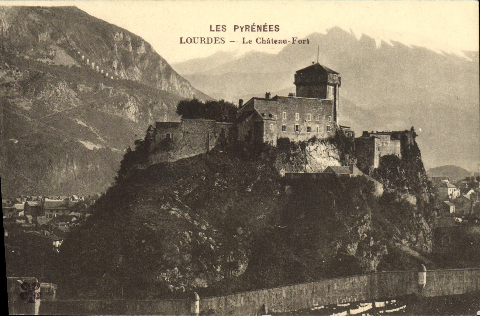 CPA Lourdes Le Chateau Fort 