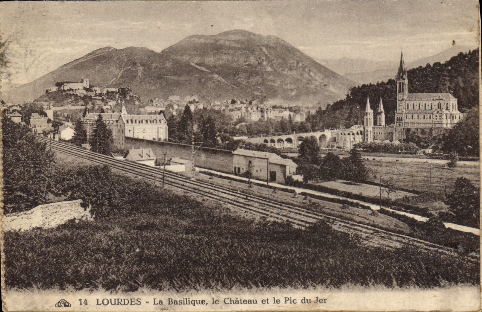 CPA Lourdes La Basilique le Chateau et le Pic du Jer 