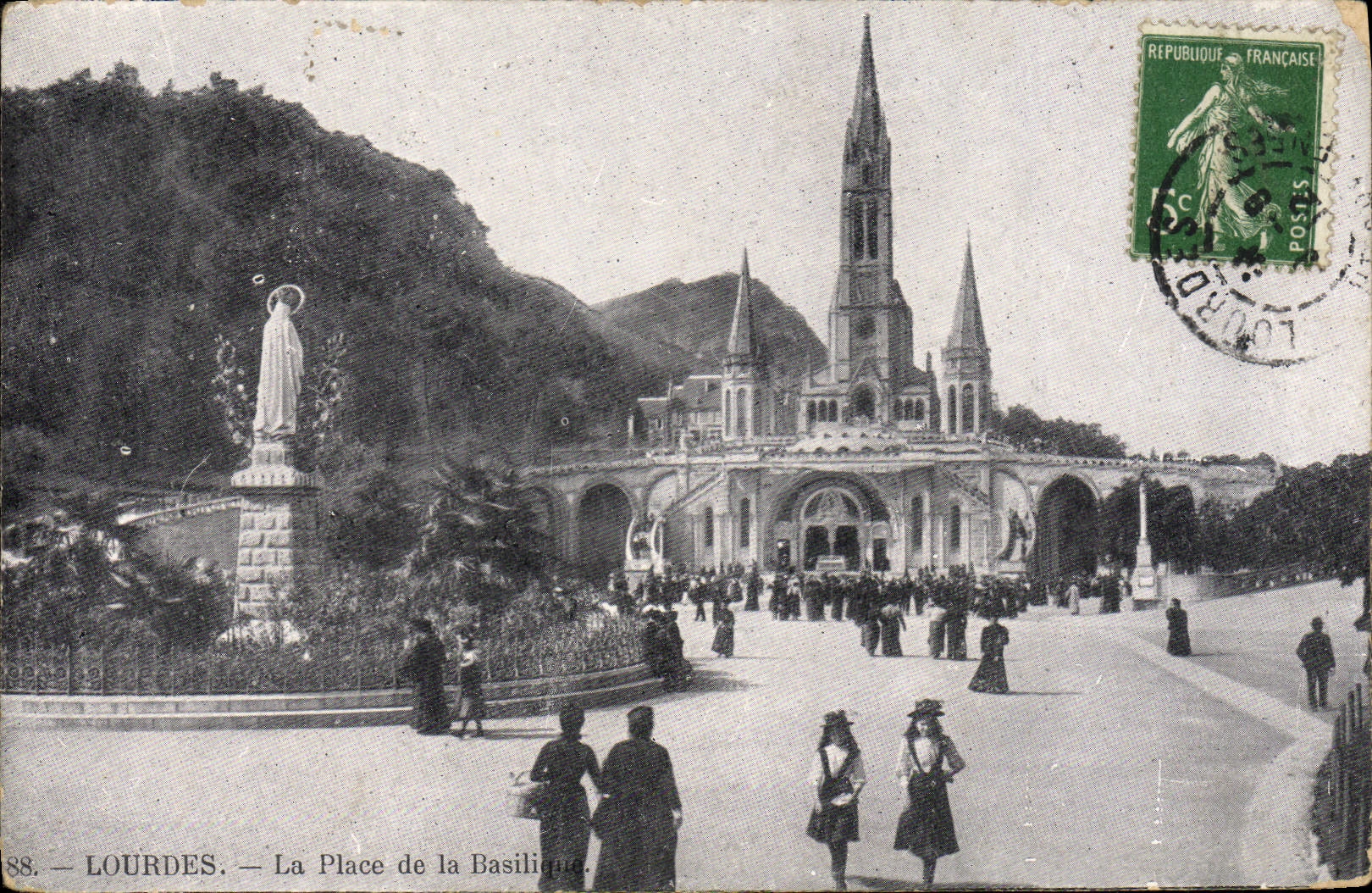 CPA Lourdes La Place de la Basilique 