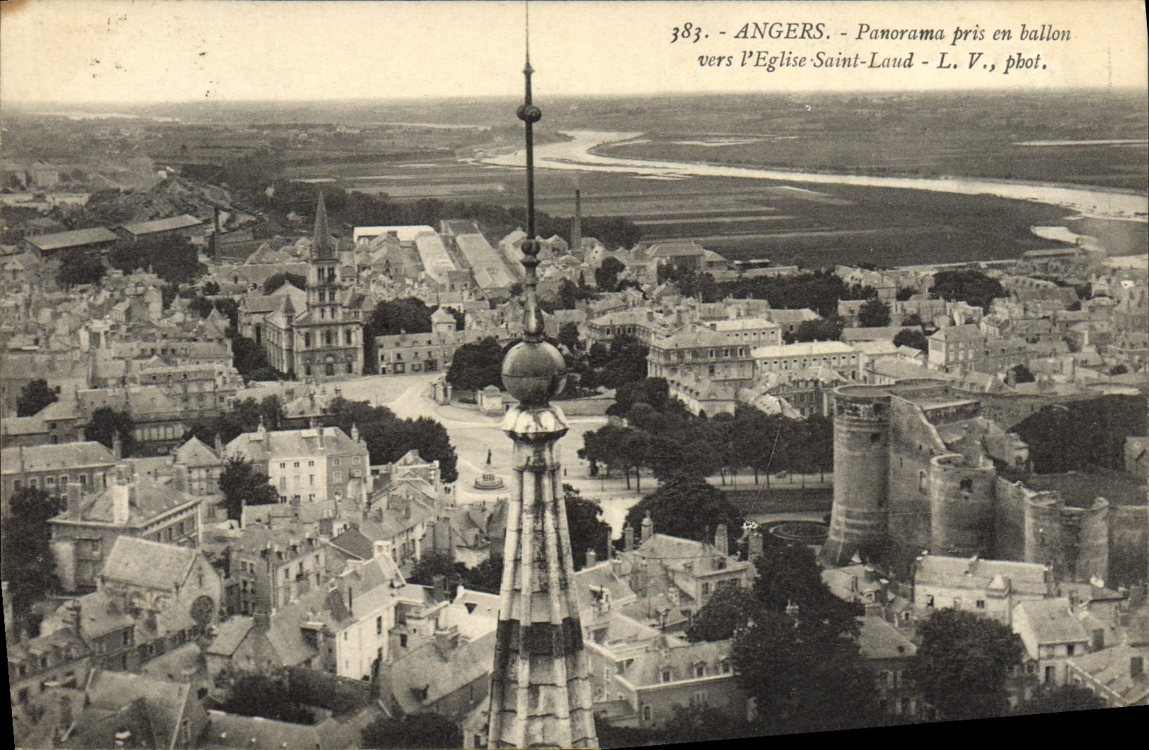 CPA Angers Panorama Pris en Ballon vers l'eglise Saint Laud 