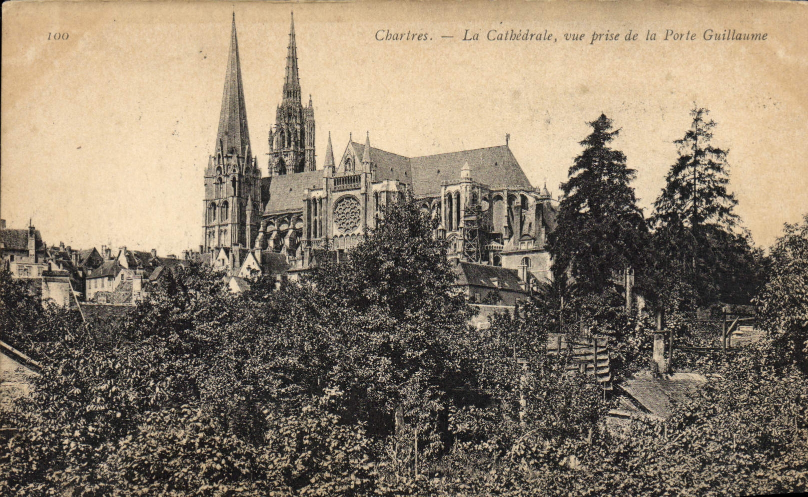 Chartres — La Cathédrale, vue prise de la Porte Guillaume — éditeur inconnu, n° 100