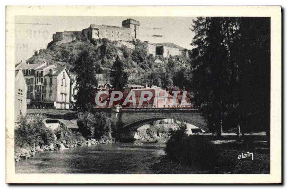 CPA Lourdes Le Chateau Fort et le Gave