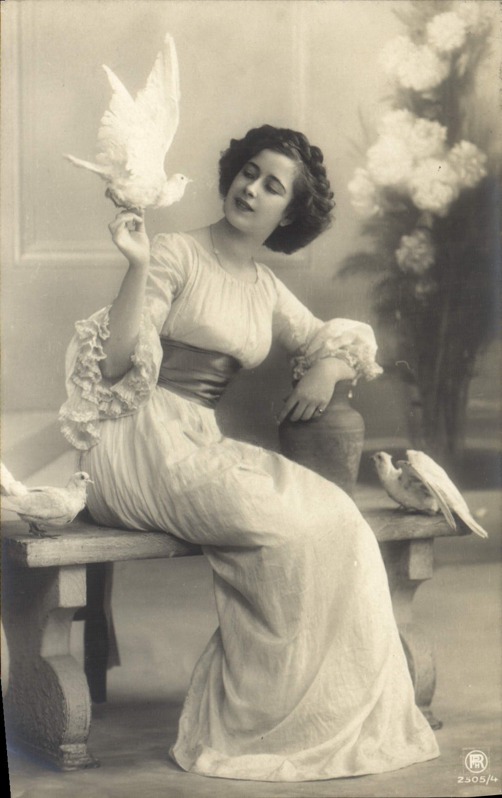 CPA Fantaisie Femme Colombes 