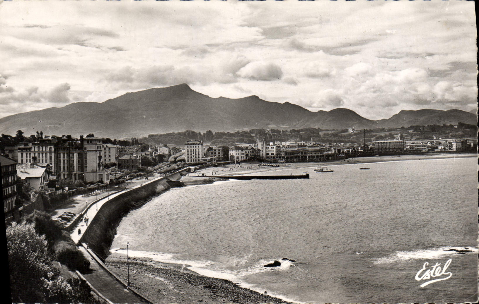 Saint-Jean-de-Luz — La Plage et le Casino — Estel