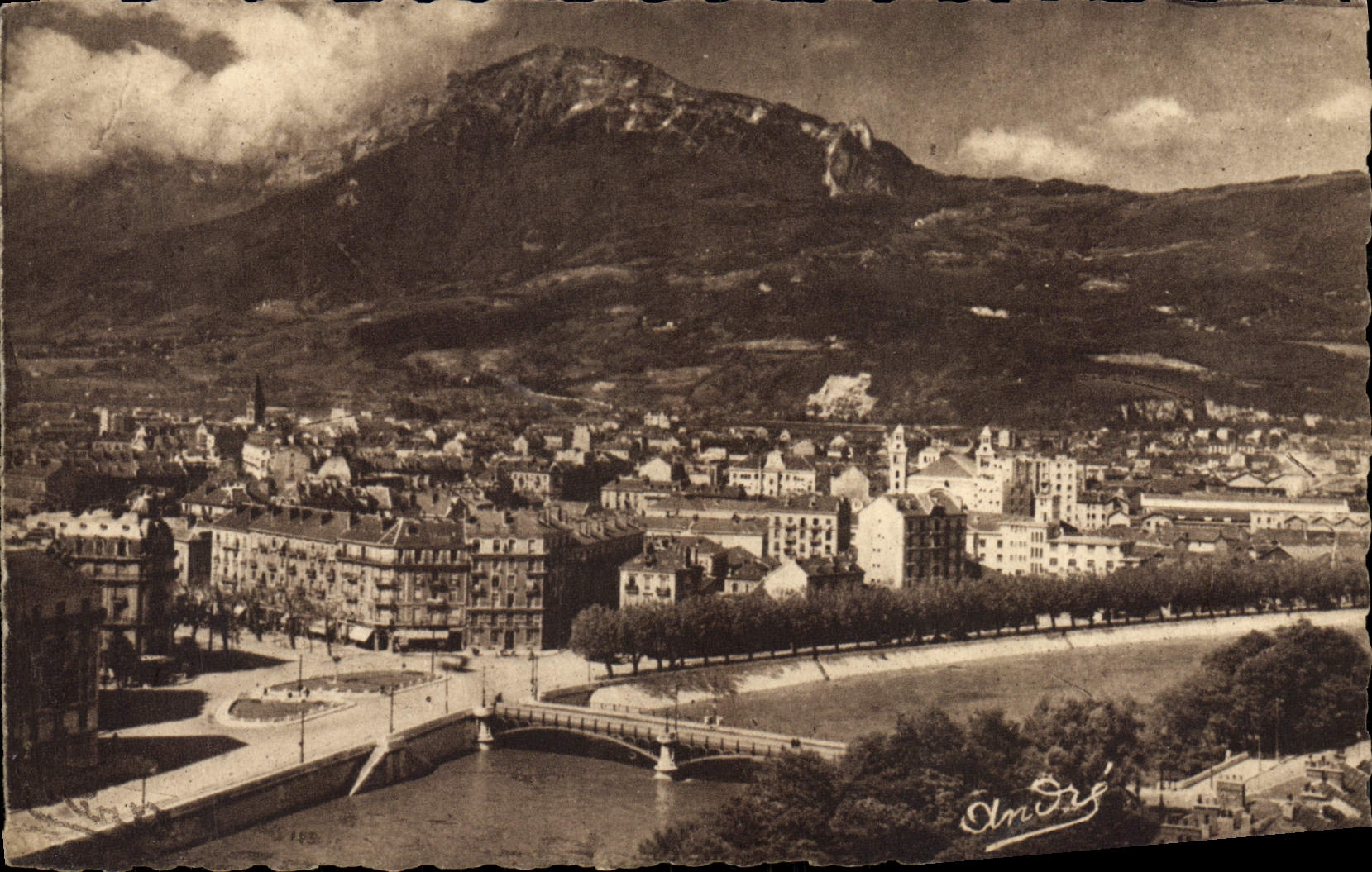 Grenoble — Vue générale et la Moucherotte (1895 m.) — Édition d'Art André, Grenoble