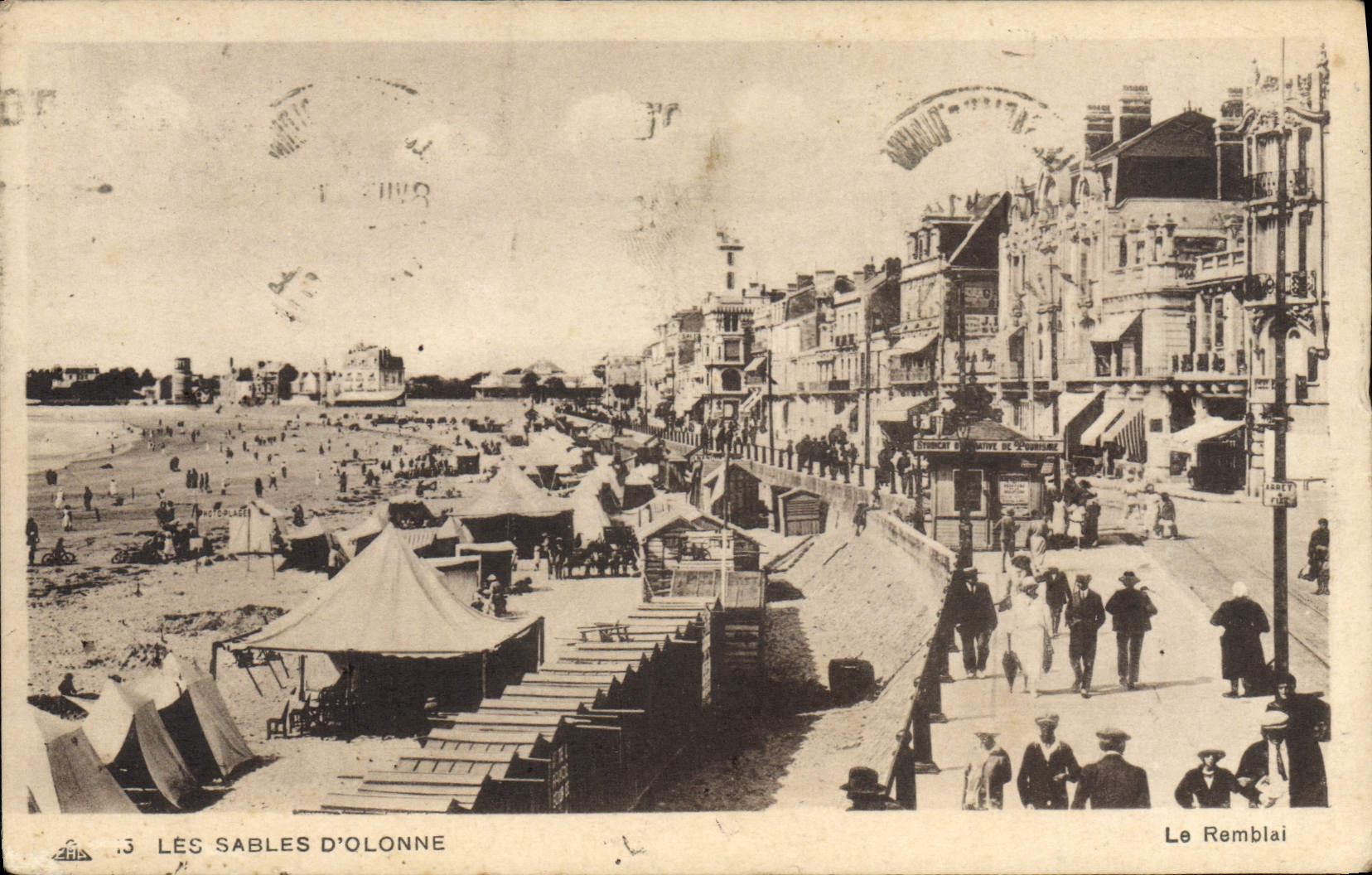Les Sables d'Olonne — Vue du port et de la plage — Le Remblai