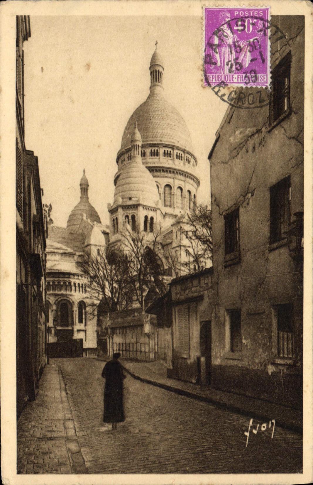 CPA Paris La Basilique du Sacre Coeur vue de la rue du Chevalier de la Barre