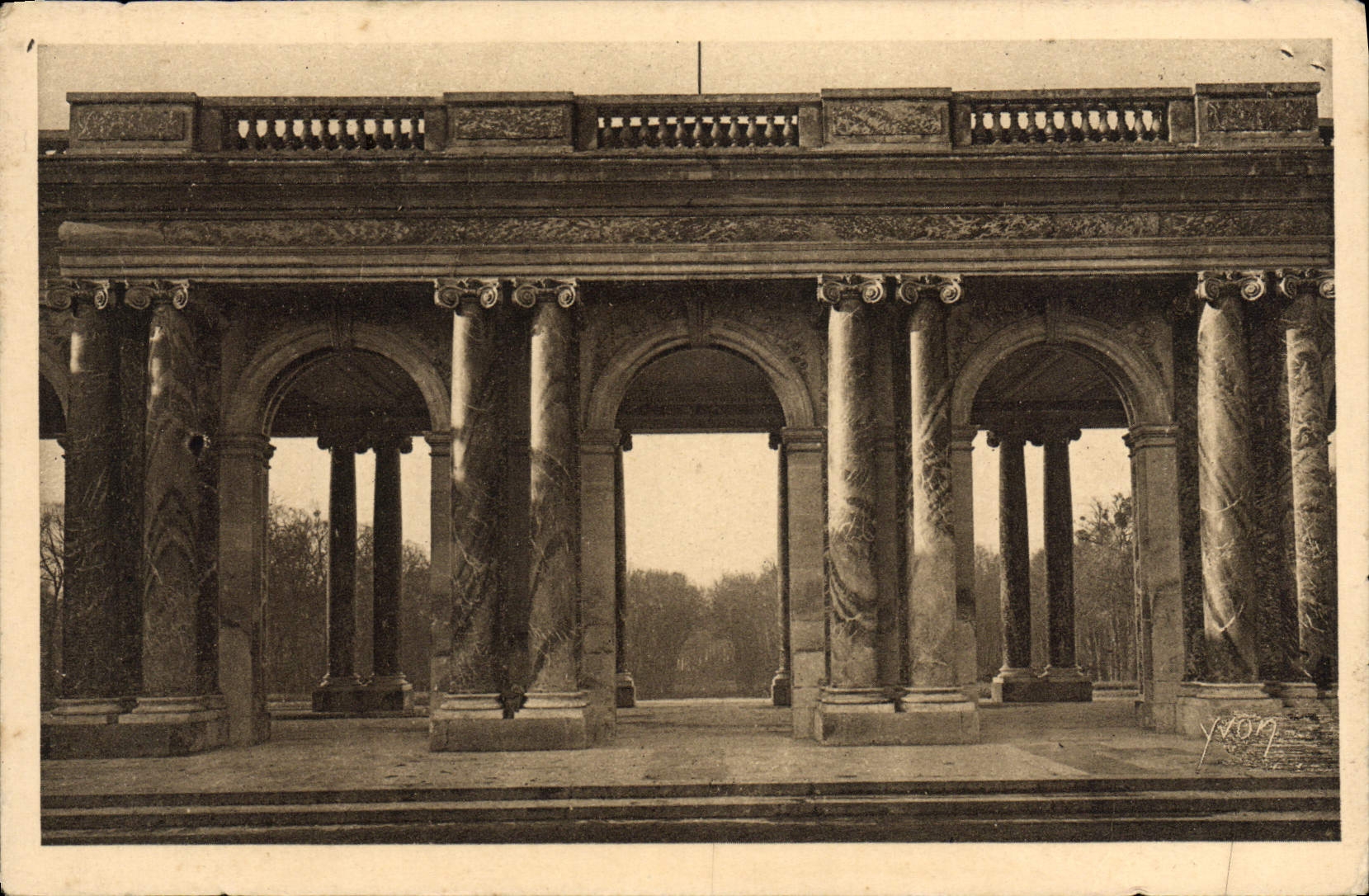 Fassade des Großen Trianon — Detail — Kunstausgabe YVON, Nr. 87
