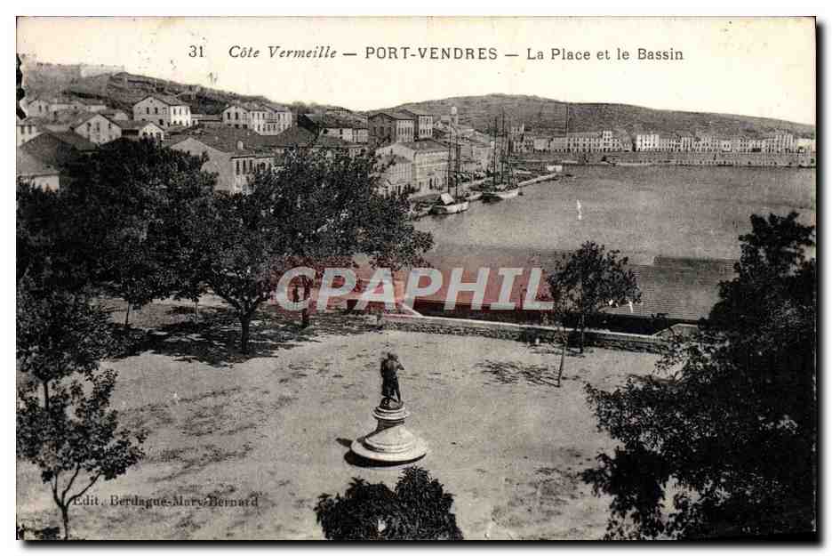 CPA Cote Vermeille Port Vendres La Place et le Bassin 