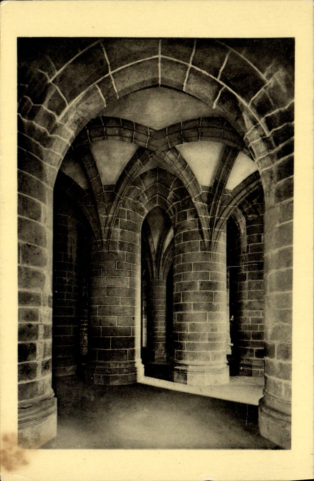 CPA Abbaye Du Mont Saint Michel Crypte des Gros piliers