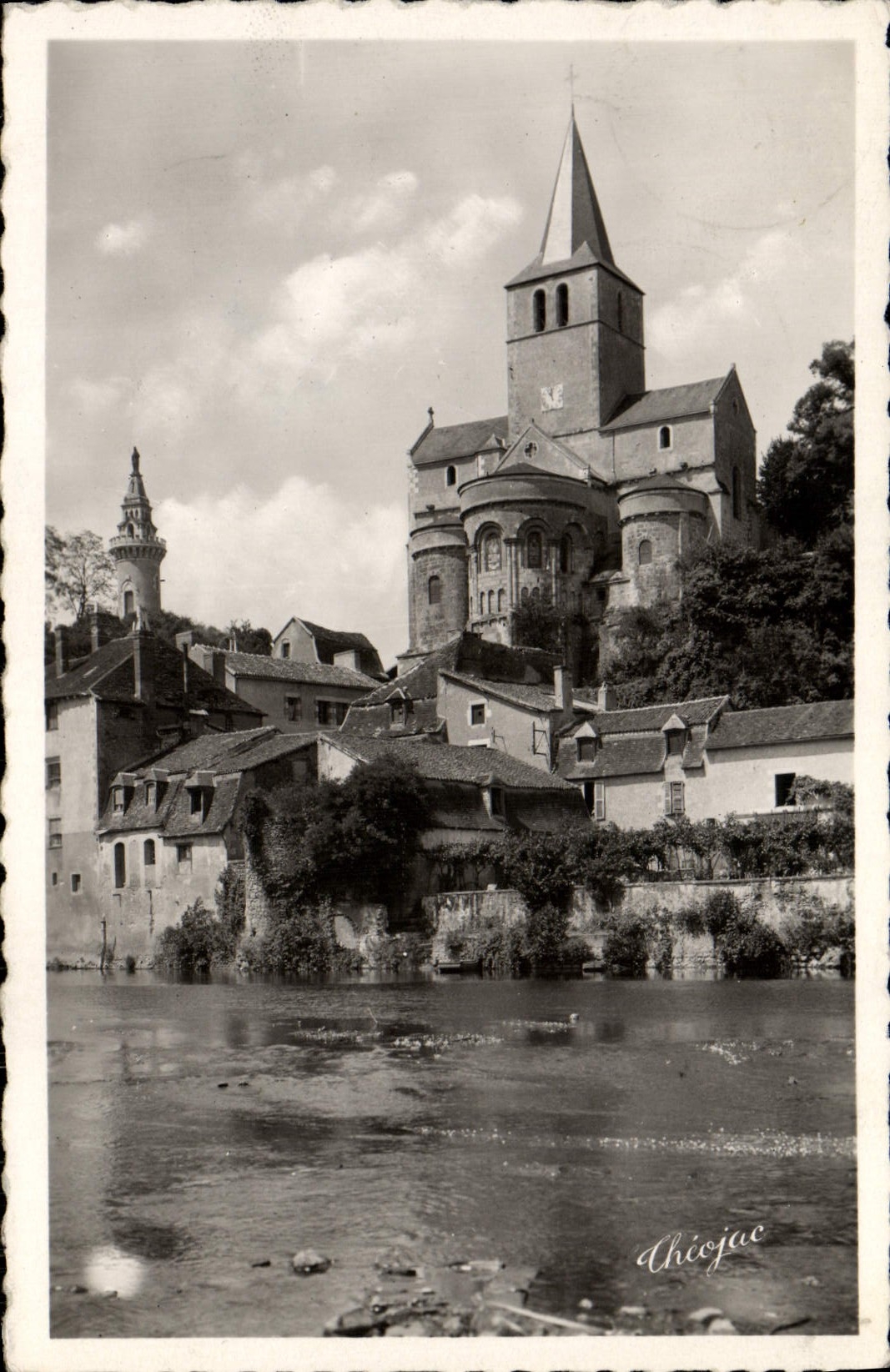 CPM Montmorillon Notre Dame Et Tour De La Vierge