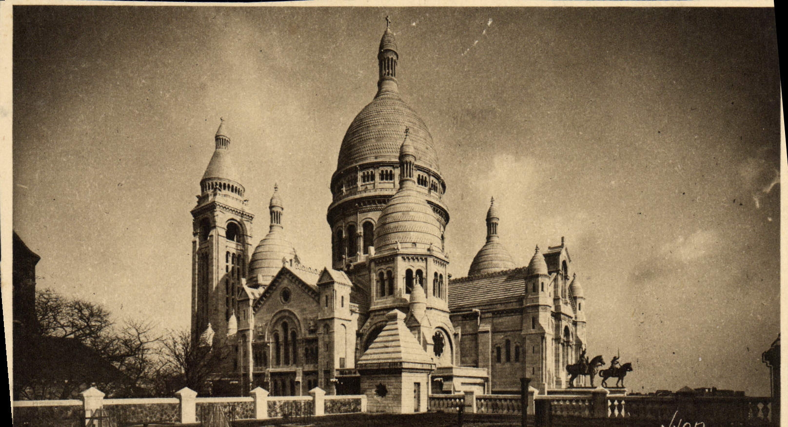 CPA Paris Sacre Coeur Ensemble de la Basilique du Sacre Coeur