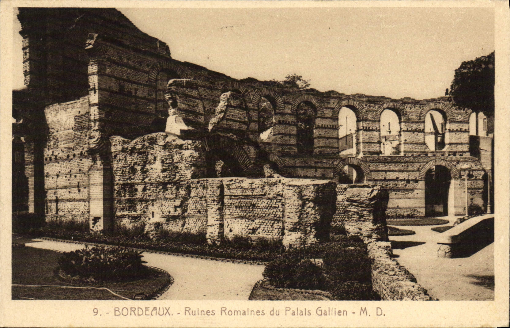 CPA Bordeaux Ruines Romaines Du palais Gallien