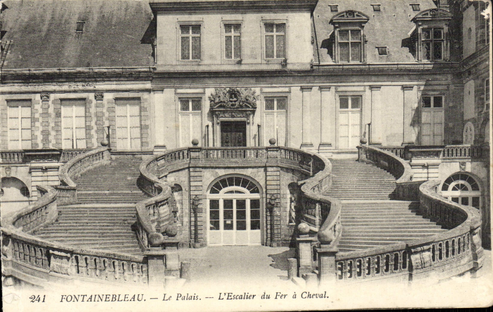 Cartolina d'epoca Fontainbleau Le Palais L'Escalier Du Fer Cheval