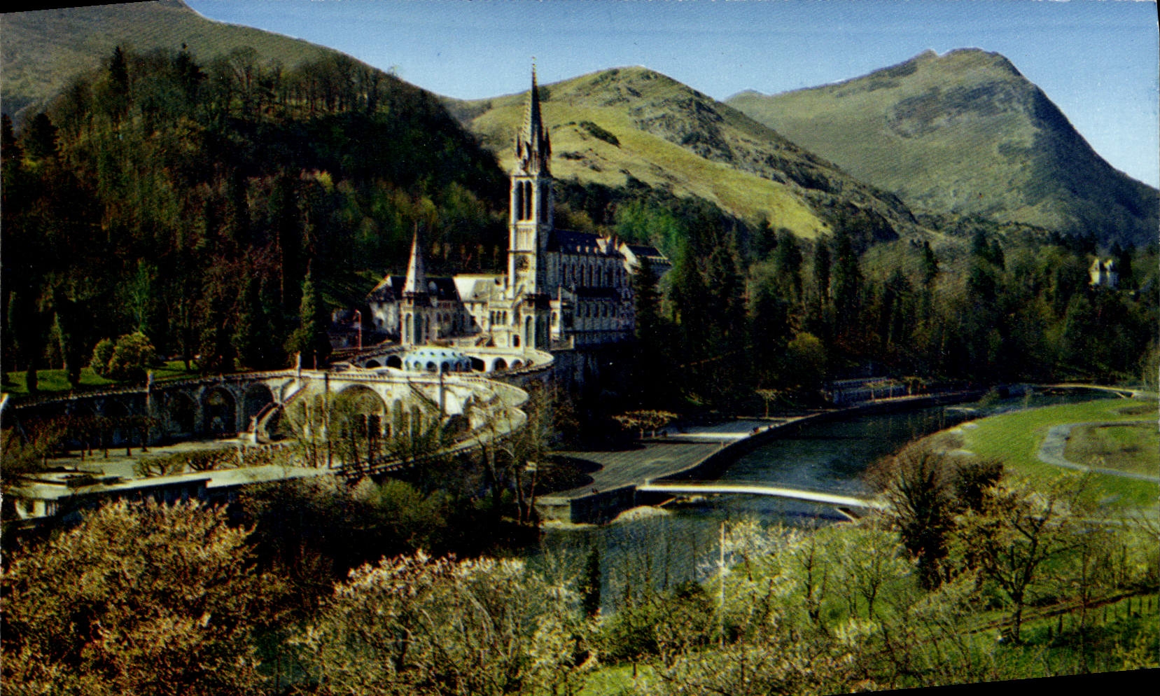 CPM Lourdes La Basilique Le Gave Et Les Nouveaux ponts 