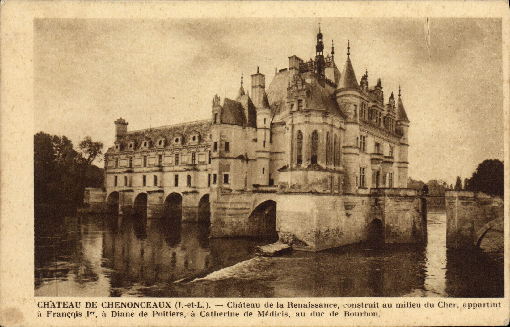 Château de Chenonceaux (Loir-et-Cher) — Château de la Renaissance, construit au milieu du Cher, appartient à François Ier, à Diane de Poitiers, à Catherine de Médicis, au duc de Bourbon.