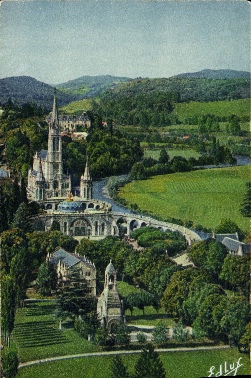 CPA Lourdes La basilique et le monument interallie vus du chateau fort 