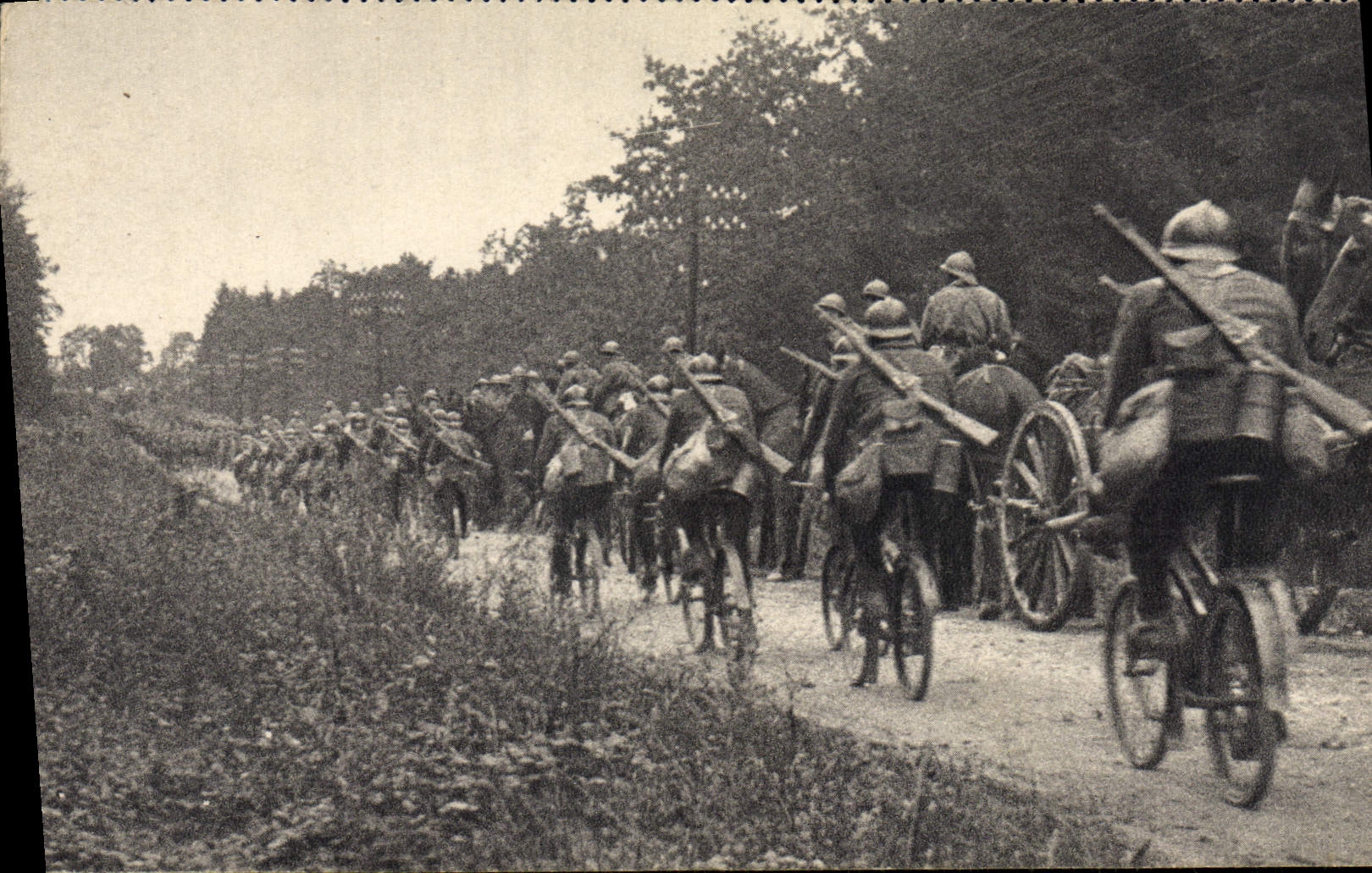 CPA Peloton Eycliste Doublant Une Colonne D'artillerie Militaria Velo Cycle