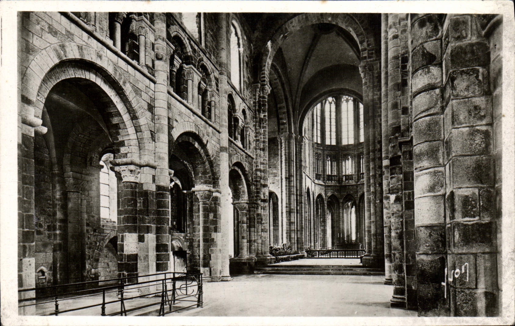 Abbaye de Mont-Saint-Michel — Intérieur de l'église romane (XIe s.) — Éditions d'Art YVON, Paris