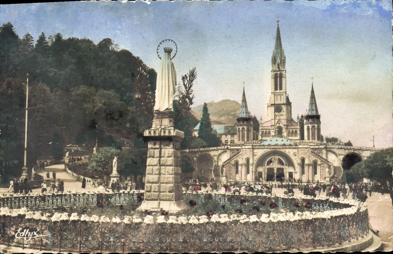 CPM Lourdes La Basilique Et La Vierge Couronnee