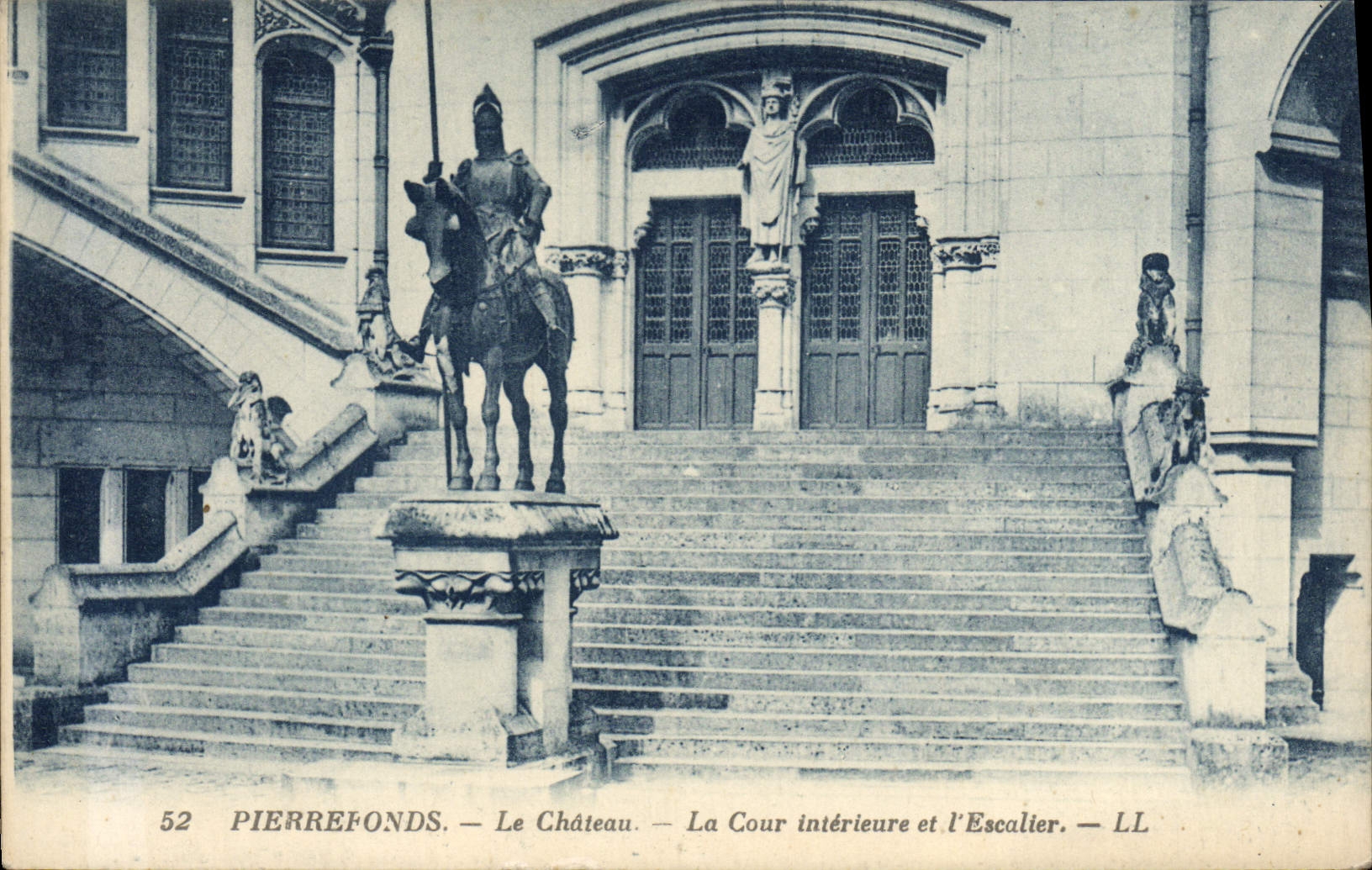 CPA Pierrefonds Le Chateau La Cour Interieur Et I'Escalier