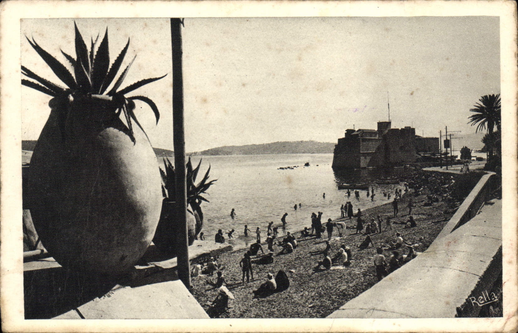 Plage de Toulon — vue depuis un balcon avec pot d'agave — éditeur Rella