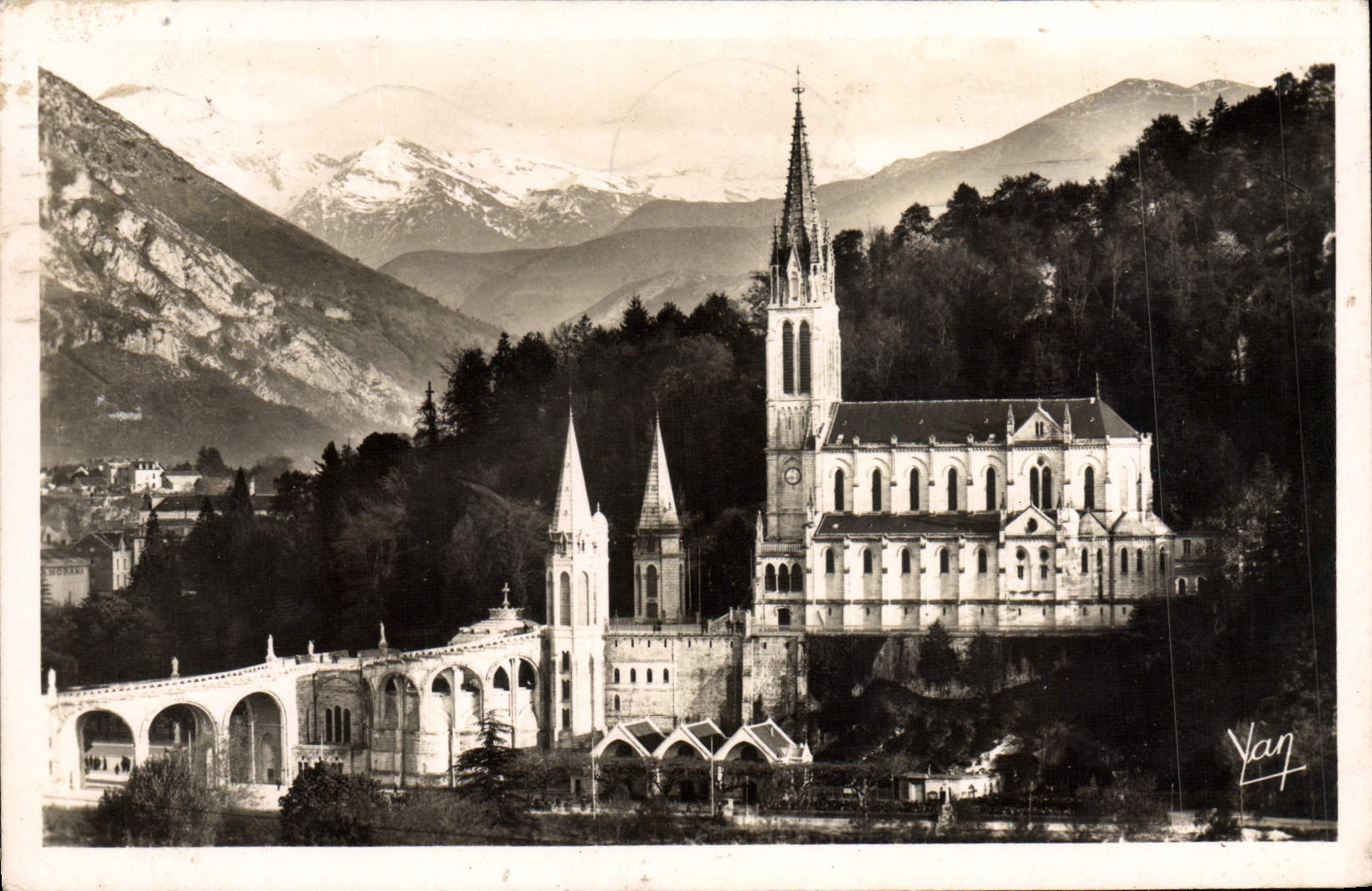 CPM Lourdes la Basilique Et Les Montagnes