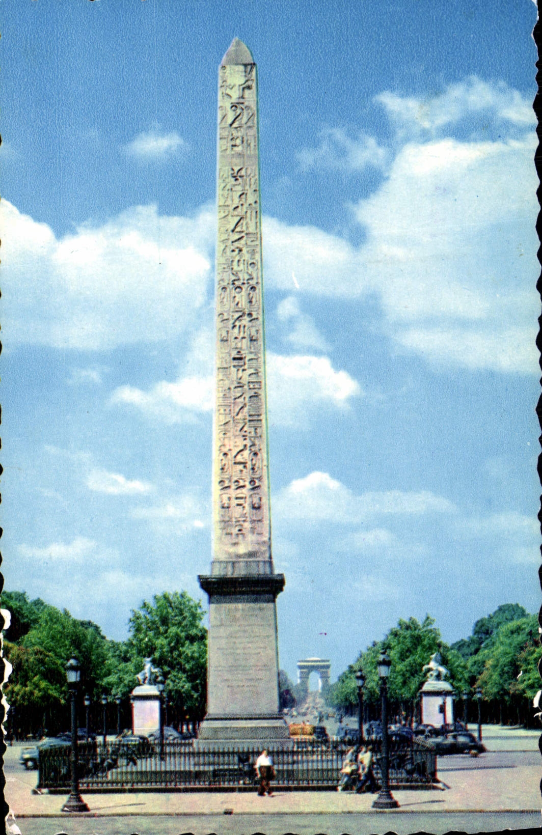 CPM Paris L'obelisque De La Place De La Concorde et l'Arc de TRiomphe 