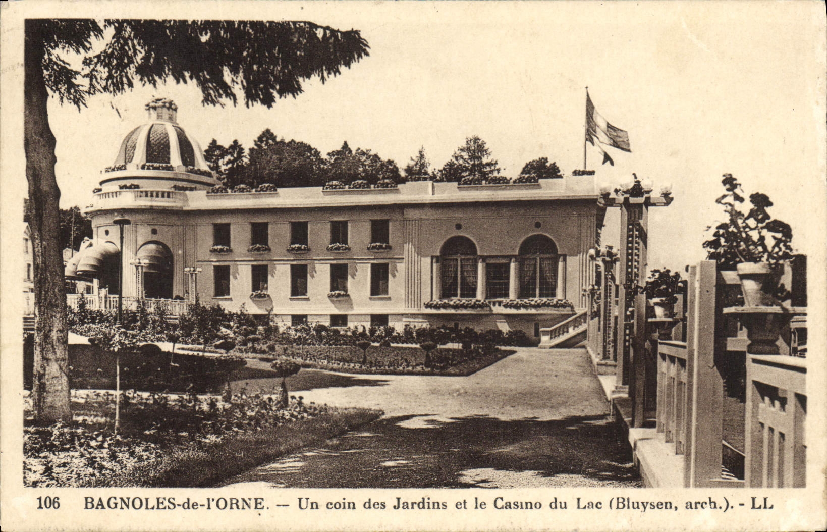 Bagnolès-de-l'Orne — Un coin des Jardins et le Casino du Lac (Bluysen, arch.)