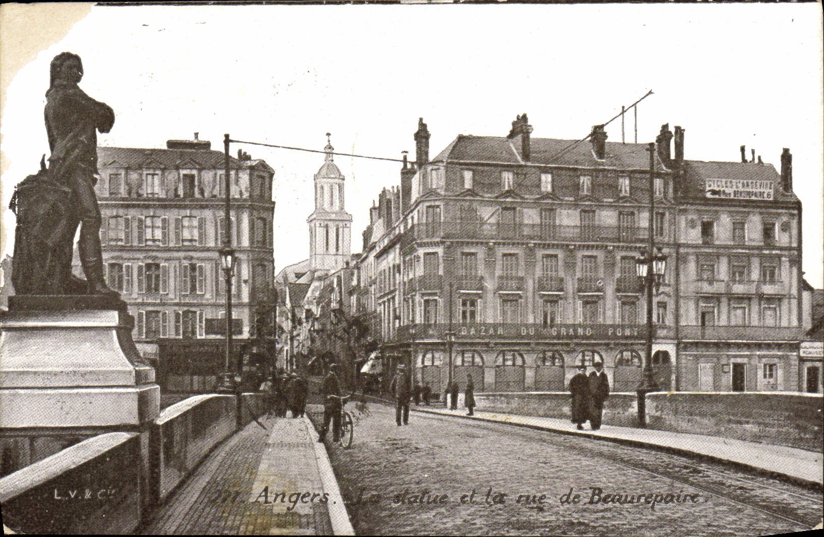 CPA Angers Le Statue et la Rue de Beaurepaire