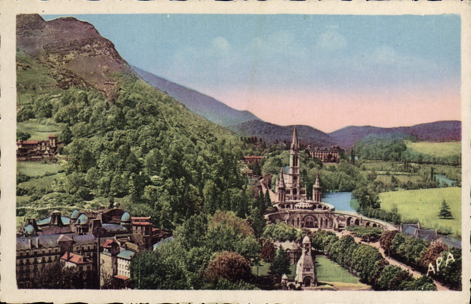 CPA Lourdes L'Ensemble de la Basilique et du Monument Interallie