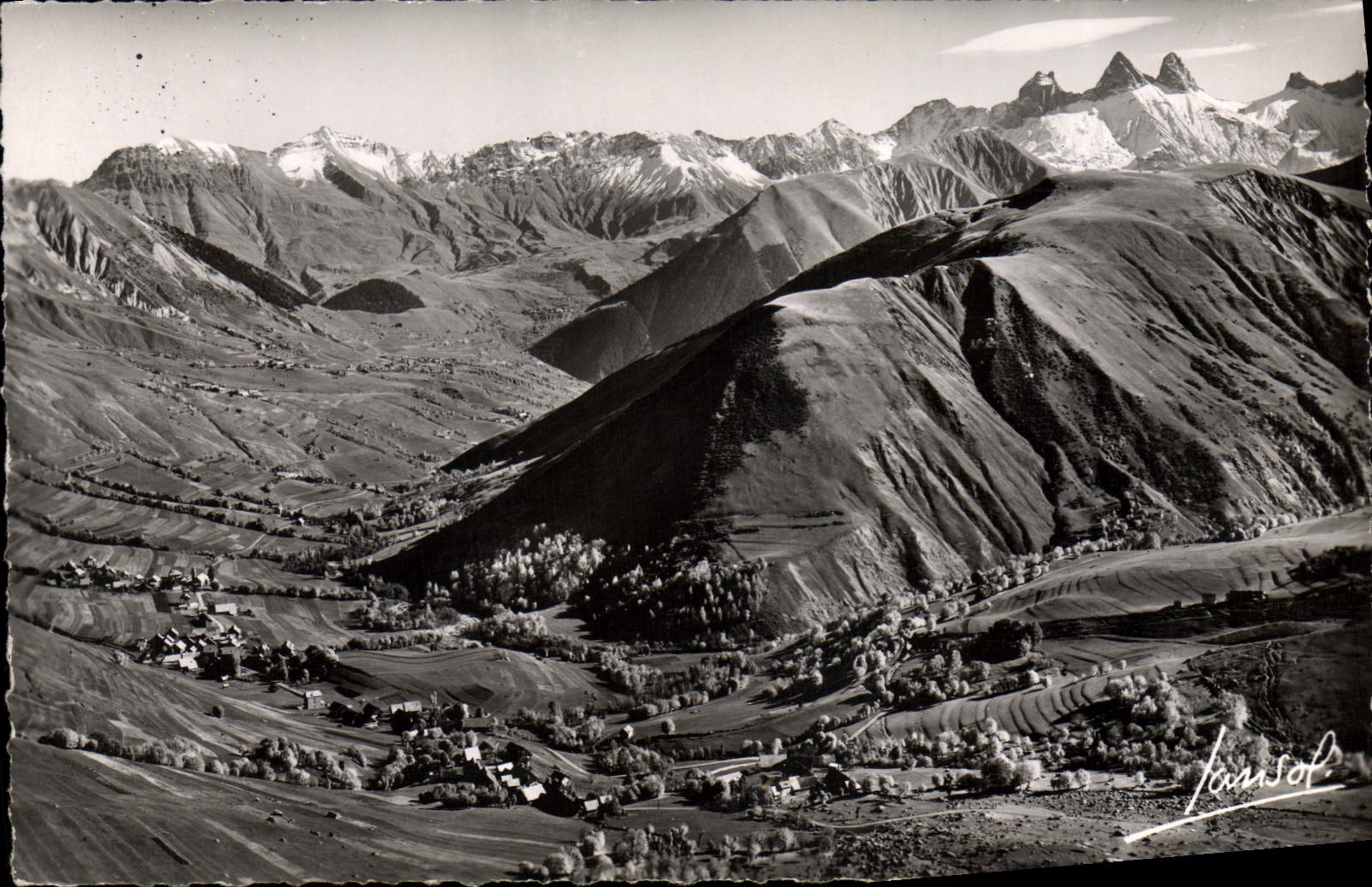 CPM La Vallee des Arves En Descendant du Col de la Croix de Fer vers Saint Jean de Maurienne