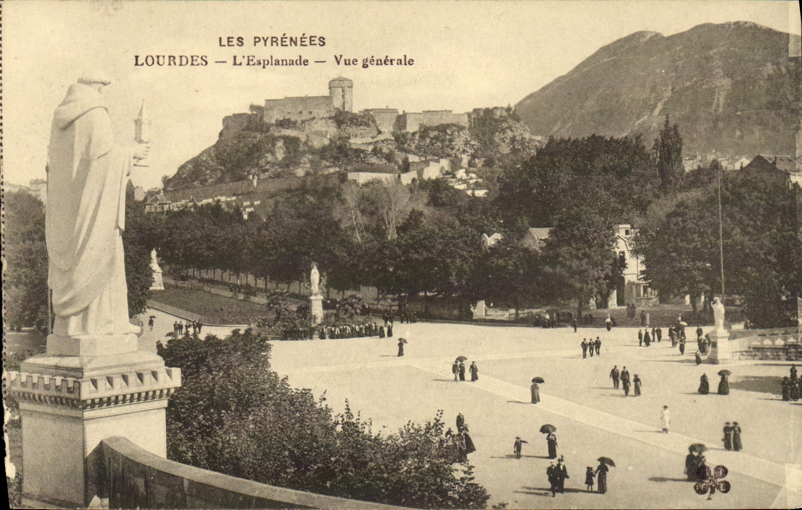 CPA Lourdes L'Esplanade Vue Generale