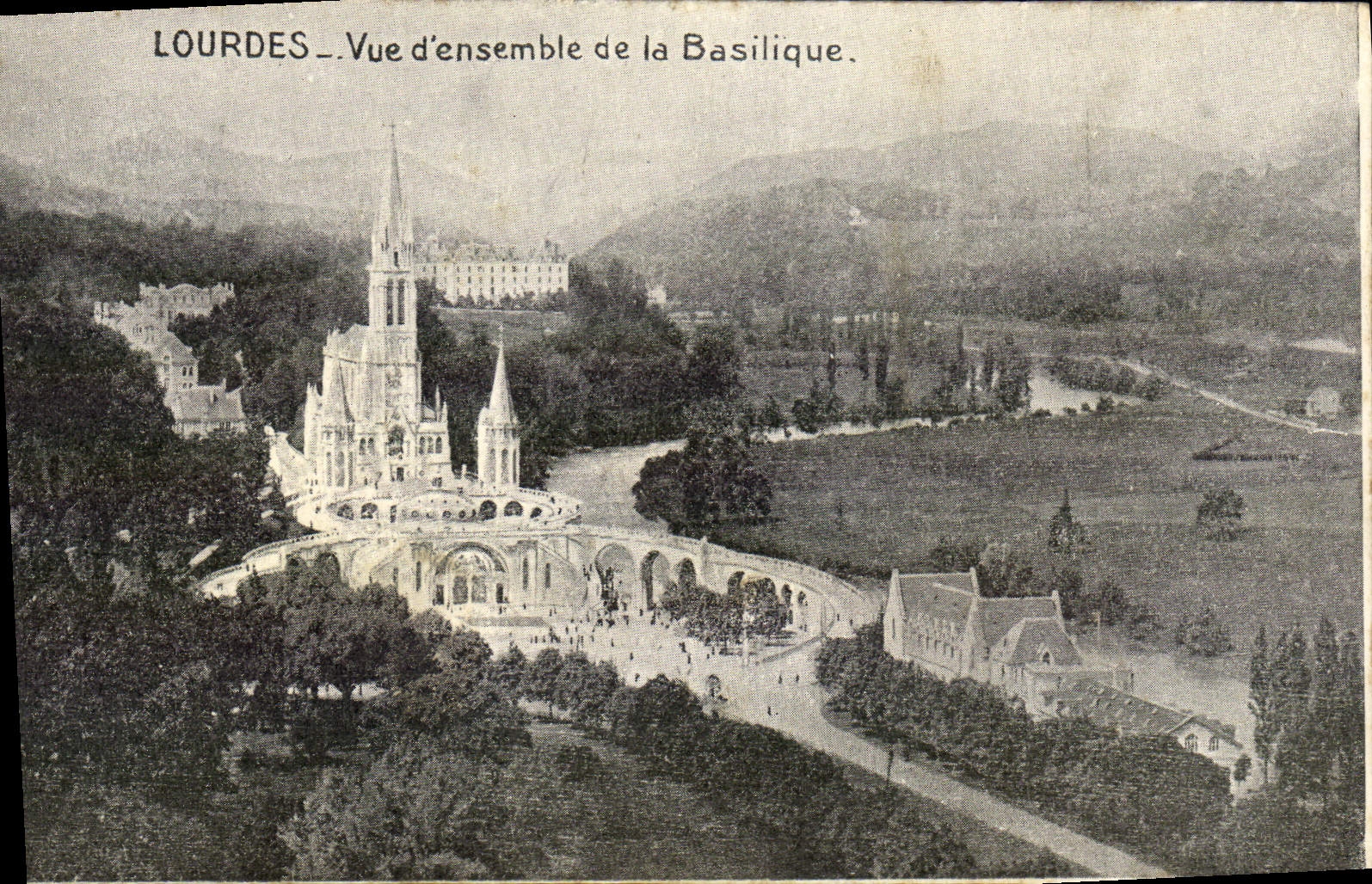 CPA Lourdes Vue d'ensemble de la basilique