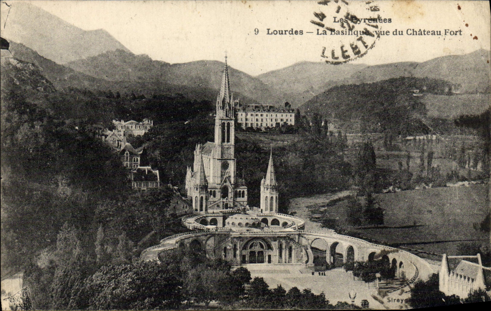CPA Lourdes La Basilique vue du chateau fort